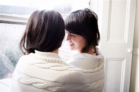 Couple wrapped in blanket Photographie de stock - Premium Libres de Droits, Code: 6102-08062968