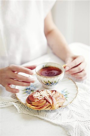 england food and drink - Hands with tea and bun Stock Photo - Premium Royalty-Free, Code: 6102-08062973