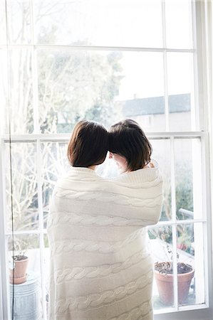 simsearch:6102-07844031,k - Couple wrapped in blanket looking Foto de stock - Sin royalties Premium, Código: 6102-08062970