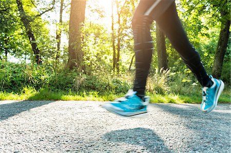 simsearch:6102-08120698,k - Woman jogging on country road Foto de stock - Royalty Free Premium, Número: 6102-08062984