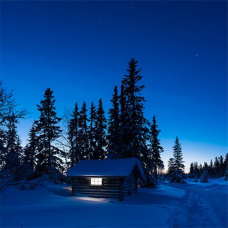 Illuminated log house at night Photographie de stock - Premium Libres de Droits, Code: 6102-08062990