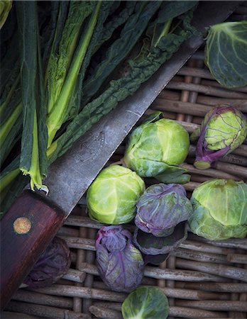 simsearch:6102-08270680,k - Kale and Brussels sprouts in basket Photographie de stock - Premium Libres de Droits, Code: 6102-08062921