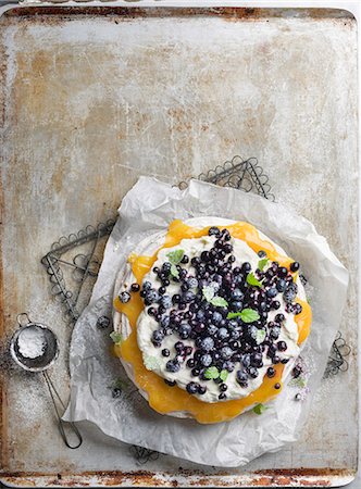 simsearch:6102-08062902,k - Meringue with blueberries Stock Photo - Premium Royalty-Free, Code: 6102-08062929