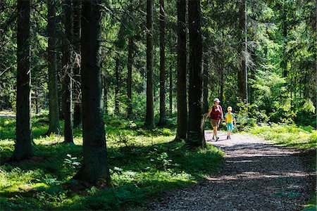 simsearch:6102-07769248,k - Mother with son walking through forest Foto de stock - Sin royalties Premium, Código: 6102-08062932