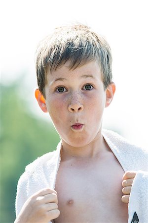 Portrait of boy making face Photographie de stock - Premium Libres de Droits, Code: 6102-08062935