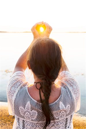 Sunset in girls hands Foto de stock - Sin royalties Premium, Código: 6102-08063045