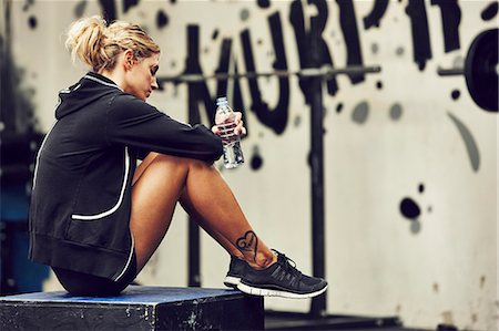 sleepy - Young woman in sport clothes Photographie de stock - Premium Libres de Droits, Code: 6102-08063079