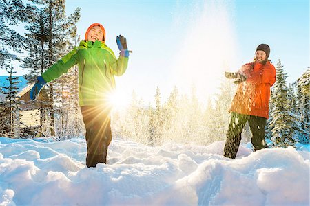 simsearch:6102-08329862,k - Mother with son playing at winter Photographie de stock - Premium Libres de Droits, Code: 6102-08063113