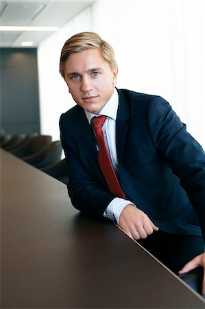 simsearch:6102-08270620,k - Portrait of young businessman Photographie de stock - Premium Libres de Droits, Code: 6102-08000478