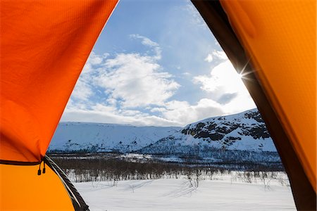 Winter landscape seen through tent entrance Foto de stock - Sin royalties Premium, Código: 6102-08000550
