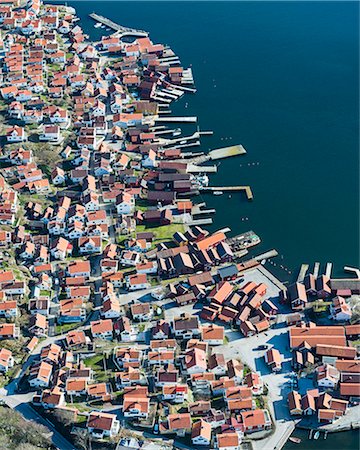 simsearch:6102-08882340,k - Aerial view of buildings at sea Foto de stock - Sin royalties Premium, Código: 6102-08000571