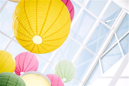 Colorful paper lanterns, low angle view Photographie de stock - Premium Libres de Droits, Code: 6102-08000603