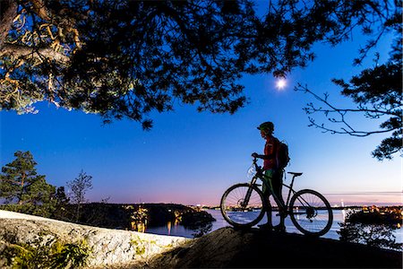 simsearch:6102-08994822,k - Cyclist at dusk looking at view Stock Photo - Premium Royalty-Free, Code: 6102-08000624