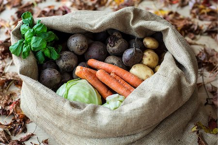 Root vegetables in sack Stock Photo - Premium Royalty-Free, Code: 6102-08000767