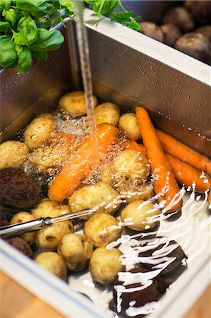 simsearch:6102-08942324,k - Vegetables in sink Foto de stock - Sin royalties Premium, Código: 6102-08000768