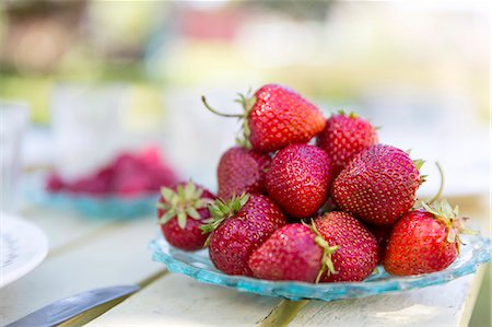 Close-up of strawberries on crystal plate Stock Photo - Premium Royalty-Free, Code: 6102-08000782