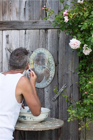 espuma de afeitar - Mature man shaving outdoors Foto de stock - Sin royalties Premium, Código: 6102-08000789