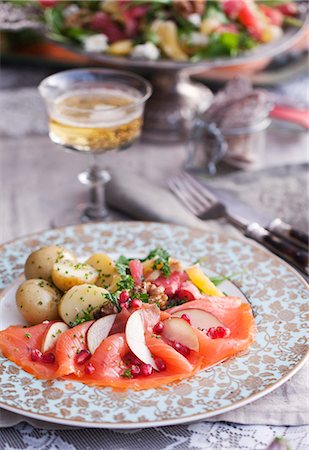 simsearch:6102-08062881,k - Fish and potatoes on plate Foto de stock - Sin royalties Premium, Código: 6102-08000704