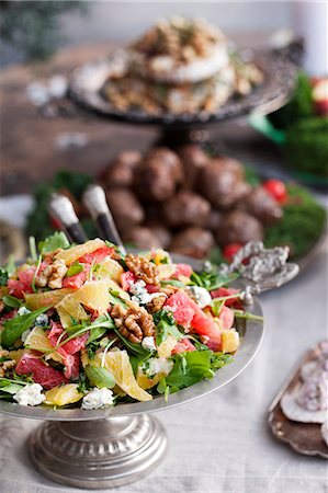 serving dish - Fresh salad on table Photographie de stock - Premium Libres de Droits, Code: 6102-08000712