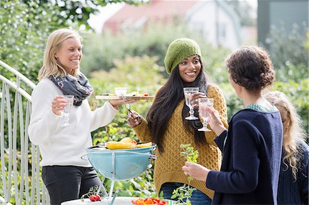 fruits et légumes - Friends having party outdoors Photographie de stock - Premium Libres de Droits, Code: 6102-08000719