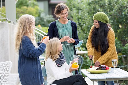 Smiling woman in garden Photographie de stock - Premium Libres de Droits, Code: 6102-08000723