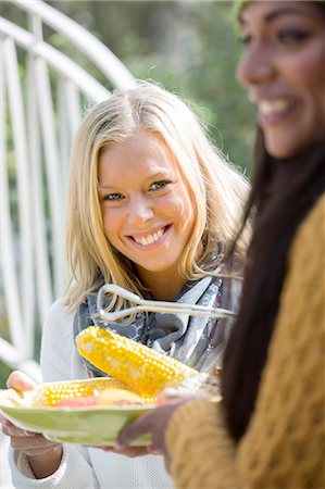 simsearch:6102-08521005,k - Smiling woman with corn on cob Foto de stock - Royalty Free Premium, Número: 6102-08000721