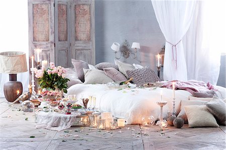 Romantic meal in bedroom Foto de stock - Sin royalties Premium, Código: 6102-08000872