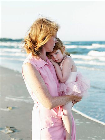 simsearch:6102-08000895,k - Mother with daughter on beach Fotografie stock - Premium Royalty-Free, Codice: 6102-08000876