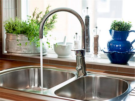 simsearch:6102-08271281,k - Metal kitchen sink Stock Photo - Premium Royalty-Free, Code: 6102-08000960