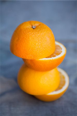 simsearch:6102-08000911,k - Divided oranges Stock Photo - Premium Royalty-Free, Code: 6102-08000911