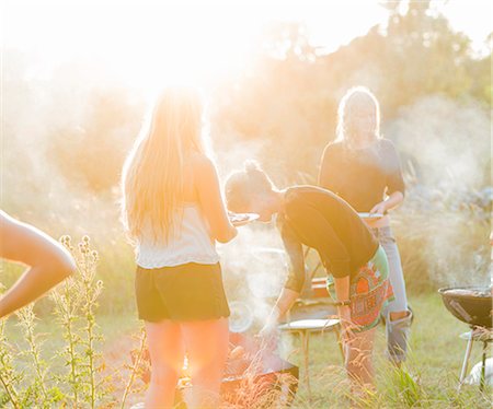 Family having barbecue Photographie de stock - Premium Libres de Droits, Code: 6102-08000932