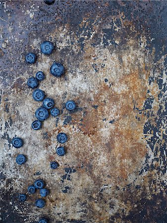 simsearch:6102-08882089,k - Blueberries on rusty background Stock Photo - Premium Royalty-Free, Code: 6102-08001063