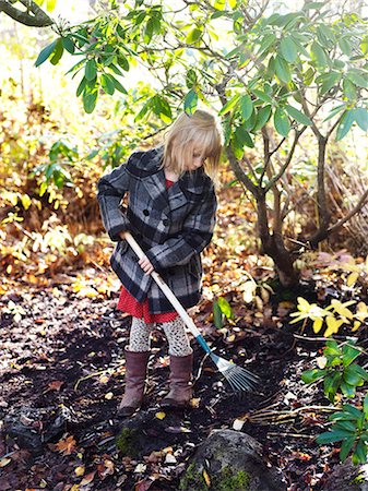 simsearch:6102-08001027,k - Girl raking leaves Fotografie stock - Premium Royalty-Free, Codice: 6102-08001060