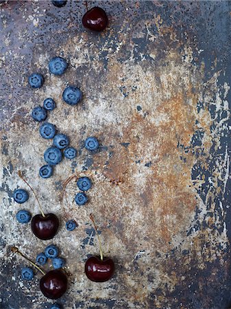 simsearch:6102-08278831,k - Blueberries and cherries on rusty background Foto de stock - Sin royalties Premium, Código: 6102-08001062