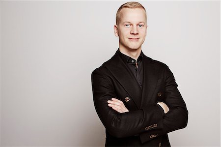 Portrait of young man, studio shot Photographie de stock - Premium Libres de Droits, Code: 6102-08001082