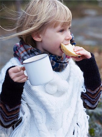 Girl having sandwich and drink Foto de stock - Sin royalties Premium, Código: 6102-08001035