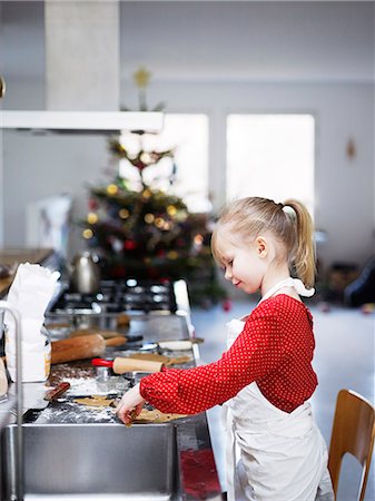 simsearch:6102-08480849,k - Girl preparing cookies Foto de stock - Sin royalties Premium, Código: 6102-08001141