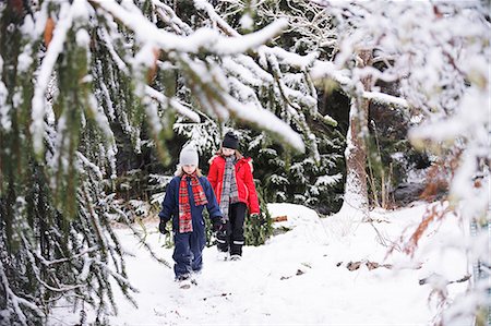 simsearch:6102-08521005,k - Girls walking through winter forest Foto de stock - Royalty Free Premium, Número: 6102-08001147
