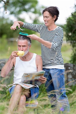 Woman cutting man hair in garden Foto de stock - Sin royalties Premium, Código: 6102-08001101