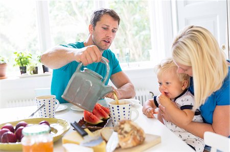 simsearch:6102-08001115,k - Family having breakfast Stock Photo - Premium Royalty-Free, Code: 6102-08001119