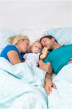 sleeping boys photo - Family in bed Stock Photo - Premium Royalty-Free, Code: 6102-08001124