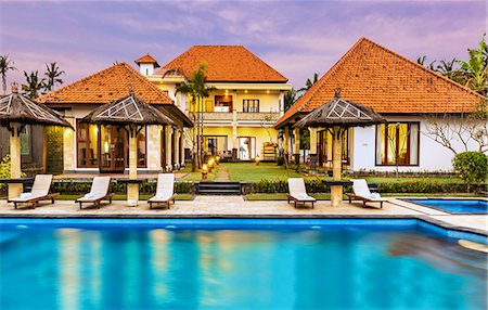 House with swimming pool at dusk Photographie de stock - Premium Libres de Droits, Code: 6102-08001278