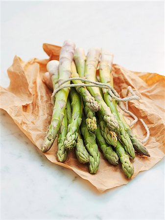 simsearch:6102-08000862,k - Green asparagus on wax paper Photographie de stock - Premium Libres de Droits, Code: 6102-08001390