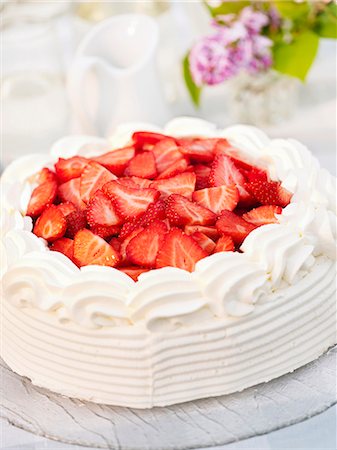 party dish - Meringue with strawberries Stock Photo - Premium Royalty-Free, Code: 6102-08001392