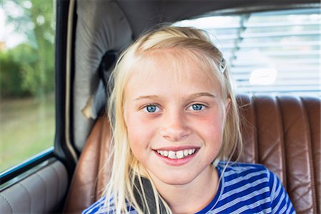 rücksitz - Portrait of girl sitting in car Stockbilder - Premium RF Lizenzfrei, Bildnummer: 6102-08001446