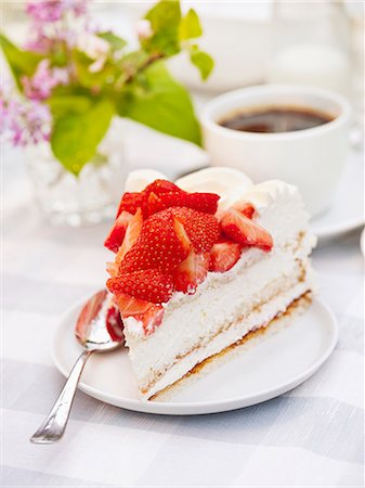 simsearch:6102-06336839,k - Slice of cake Photographie de stock - Premium Libres de Droits, Code: 6102-08001402