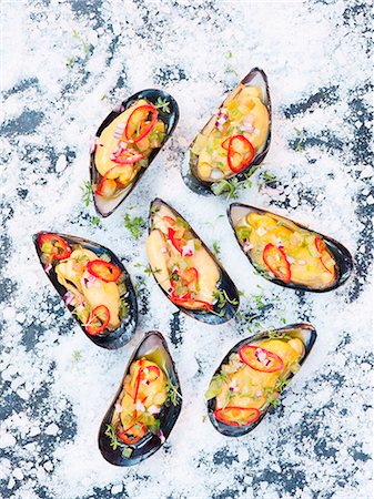simsearch:6102-08062881,k - Mussels with chilies Foto de stock - Sin royalties Premium, Código: 6102-08001413