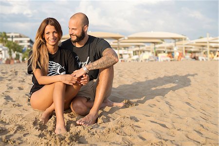 simsearch:6102-03751079,k - Young couple on beach Foto de stock - Royalty Free Premium, Número: 6102-08001427