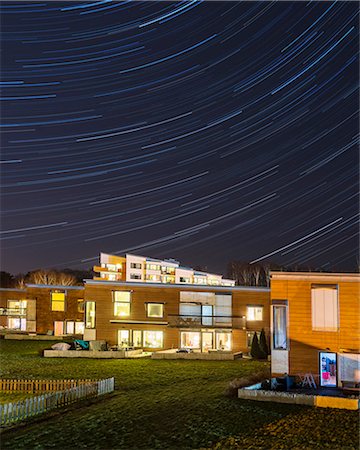 simsearch:6102-07843732,k - Illuminated buildings with star trails Foto de stock - Sin royalties Premium, Código: 6102-08168668