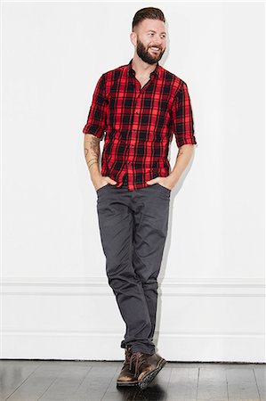 Young man wearing checked shirt, studio shot Photographie de stock - Premium Libres de Droits, Code: 6102-08168721